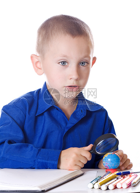 男孩仔仔细地检查地球镜片探测探索调查好奇心地理测试玻璃男生燃烧