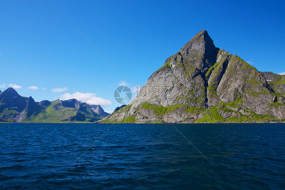 美丽的挪威晴天海岸线悬崖海岸全景山脉蓝色海洋山峰风景图片