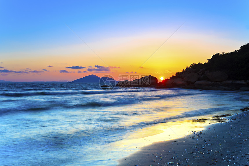海滩日落魔法海岸海岸线晴天橙子戏剧性太阳镜子海洋天空图片