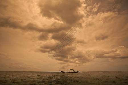 乌云多云的暴风天空气候海浪橙子戏剧性天气旅行环境风暴季节危险图片