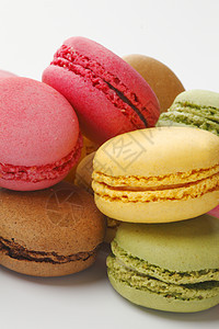 色彩多彩的马卡龙美食白色饼干蛋糕甜点食物糕点糖果粉色奶油背景图片