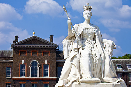 伦敦Kensington宫维多利亚王后女神像旅行建筑学王座历史性观光景点城市历史皇家版税图片