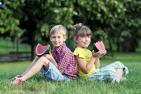男孩和小女孩吃西瓜图片