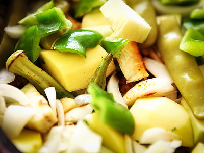混合蔬菜的羊肉炖菜勺子金属羊肉钢包烹饪水平洋葱草药营养晚餐图片