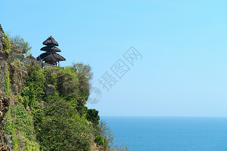 蓝热带海上岩石上的树丛寺庙旅行旅游风景宗教海景海洋海岸线天空悬崖石头图片