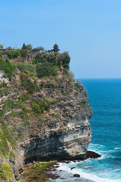 蓝热带海上岩石上的树丛寺庙旅行沿海蓝色风景宗教海景石头海洋悬崖天空图片