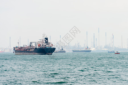 港口附近的海上油轮图片