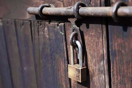 Padlock 关上锁着金属的木门房子入口建筑风格钥匙建筑学出口控制安全木头图片