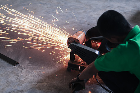 工人切割钢铁和火花加工生产工作男人制造业机器磨床工程圆圈安全图片