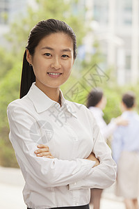 微笑着的年轻女商务人士穿过双臂的肖像 北京活力业务马尾辫态度幸福摄影收腰头发露齿商业图片