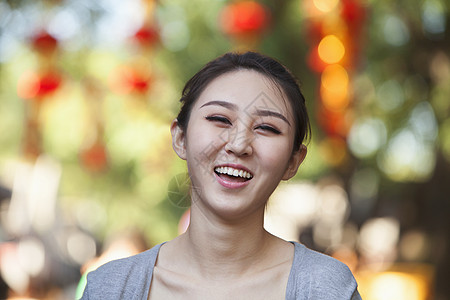 北京南卢国香市的微笑女青年头肩街道长发幸福服装女性城市摄影黑发休闲图片