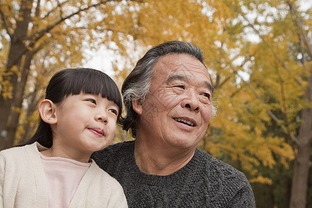 爷爷和孙女在公园里保暖毛衣俏皮喜悦童年两个人团结快乐微笑休闲图片