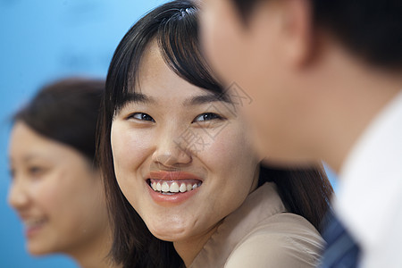 在会议室开会的有商业和 企业人士会议女性商务正装短发服装讨论工作策略黑发解决方案图片