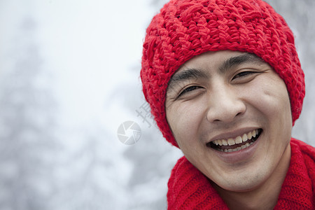 白雪中的年轻人图片