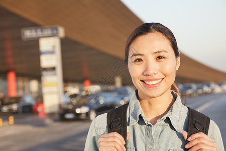 机场外年轻旅行者肖像头发游客愿望航班日落马尾辫女性自由棕色旅行图片