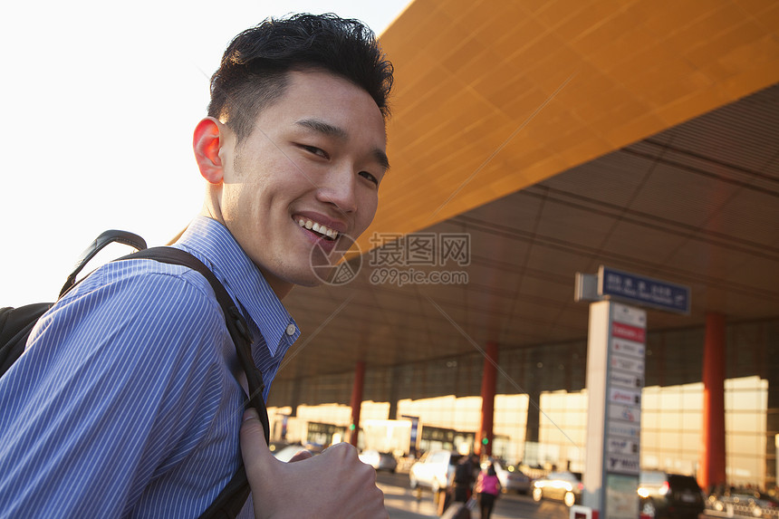机场外年轻旅行者肖像机动性日落旅行自由年轻人摄影头发旅游道路服装图片