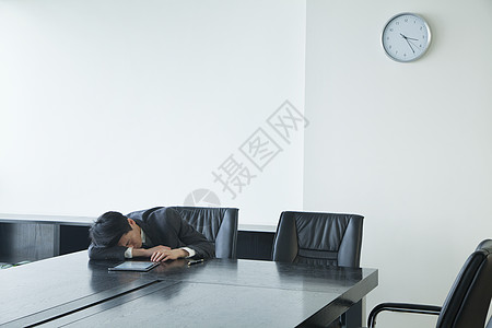 睡在办公室的商务人士公司数位板倾斜阶层商业业务睡眠人士收腰棕色图片