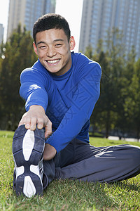 北京公园垂直的青年运动健壮男子伸展图片