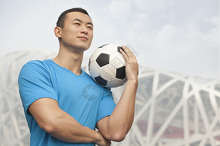 北京 年轻男子足球球手前景低角度短发收腰生活方式运动摄影蓝色动机天空图片