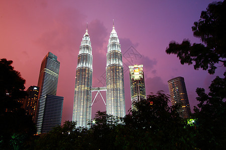 紫色城市马来西亚吉隆坡的双子塔台天空橙子天际紫色建筑学热带地标摩天大楼技术背景