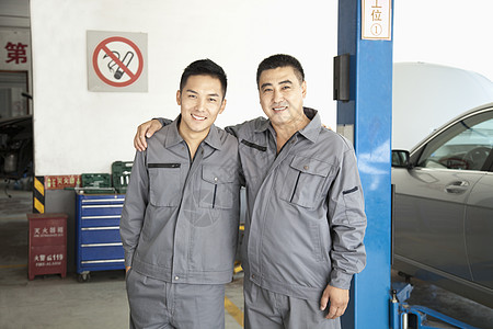 两台停车场机械师的肖像白色收腰精神摄影奉献制服服务修理灰色运输图片