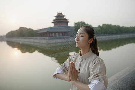 女青年练习太池长发宝塔福利享受运动活力禅意平衡手势生活方式图片