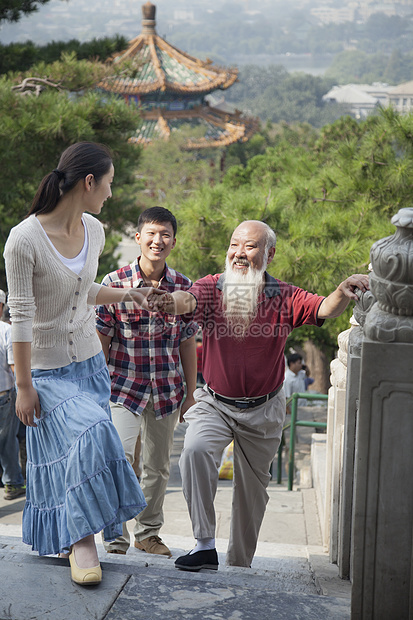 中华家庭在青山公园步行图片
