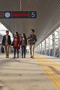 青年在铁路平台上交谈的青年群体图片