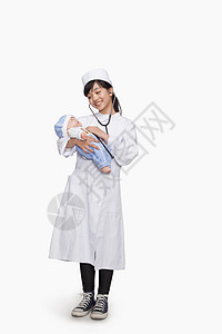 女孩打扮成医生检查洋娃娃的生命征兆图片