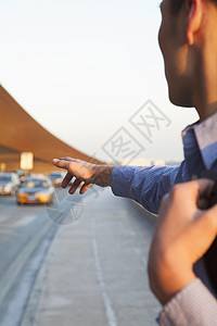 年轻旅行者在机场外叫出租车的年轻人图片