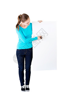 快乐的美丽的女人写作 用笔在空白板上木板绘画手臂生意人助手海报商业展示教育职业图片