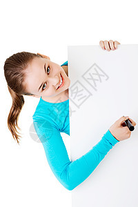 快乐的美丽的女人写作 用笔在空白板上助手商务木板横幅生意人手臂职业绘画女性教育图片