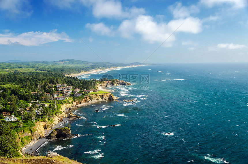 俄勒冈州海岸海景树木房子岩石蓝色森林支撑房屋冲浪风景图片