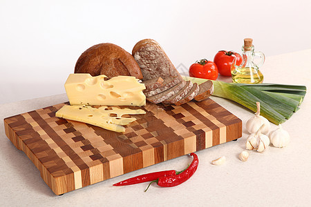 切割板上的产品烹饪蔬菜胡椒植物油食物木板韭葱木头菜板红色图片