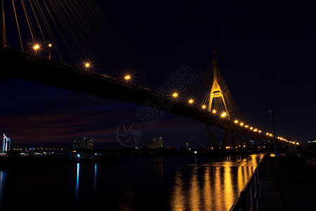 夜间Bhumibol桥地区3图片