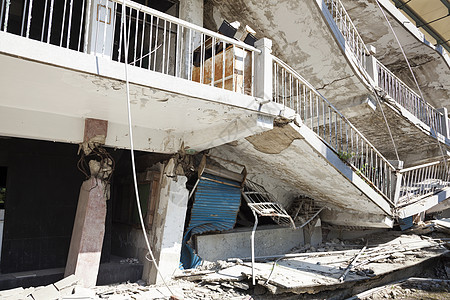 地震后被摧毁的建筑图片