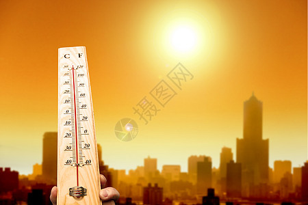 城市的热浪和显示高温温度计的手表图片