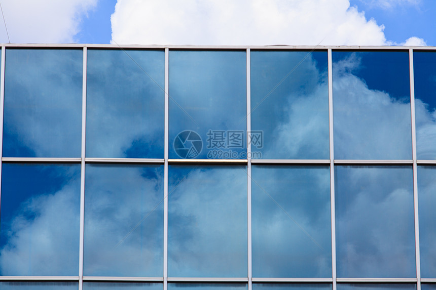 现代建筑镜面玻璃墙中的蓝色蓝天空金融摩天大楼线条市中心窗帘高楼反射办公室天空景观图片