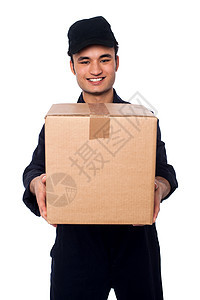 年轻男孩安全地运送包裹货物冒充船运男性盒子纸盒白色微笑男人搬迁图片