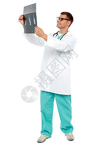 英俊的外科医生看病人微笑工作男人专家医院眼镜从业者职业报告处方图片