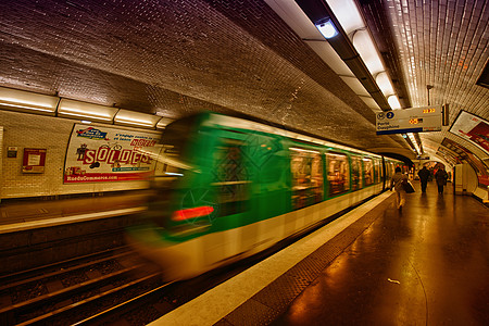 巴黎 第4期 地铁站内的地下列车 12月车皮时间灯光隧道铁路民众平台城市金属图片