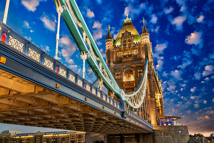 伦敦塔桥的美丽灯光文化天空石头蓝色地标城市吸引力旅游月亮游客图片