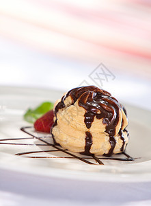 巧克力花蜜和冰淇淋在盘子上图片