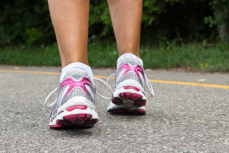 跑鞋特写 女性选手娱乐踪迹赛跑者运动装福利慢跑者慢跑女士成人运动图片