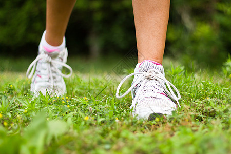 跑鞋特写 女性选手耐力运动员跑步鞋类训练娱乐运动装慢跑者女孩成人图片