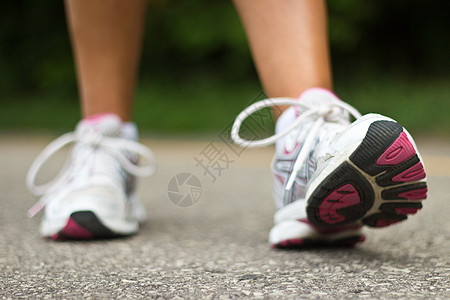 跑鞋特写 女性选手运动踪迹训练成人鞋类娱乐女孩福利慢跑者活力图片