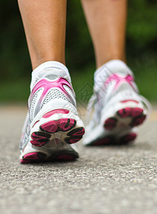 跑鞋特写 女性选手跑步活力耐力赛跑者鞋类训练成人慢跑者踪迹路面图片