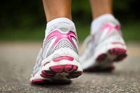 跑鞋特写 女性选手慢跑者耐力女孩运动装活动路面娱乐赛跑者运动慢跑图片