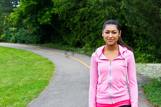 妇女在慢跑道路上行走活力身体娱乐夹克训练牙裔女士运动装成人运动图片