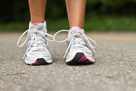 跑鞋特写 女性选手慢跑娱乐福利赛跑者踪迹活动运动成人跑步女孩图片